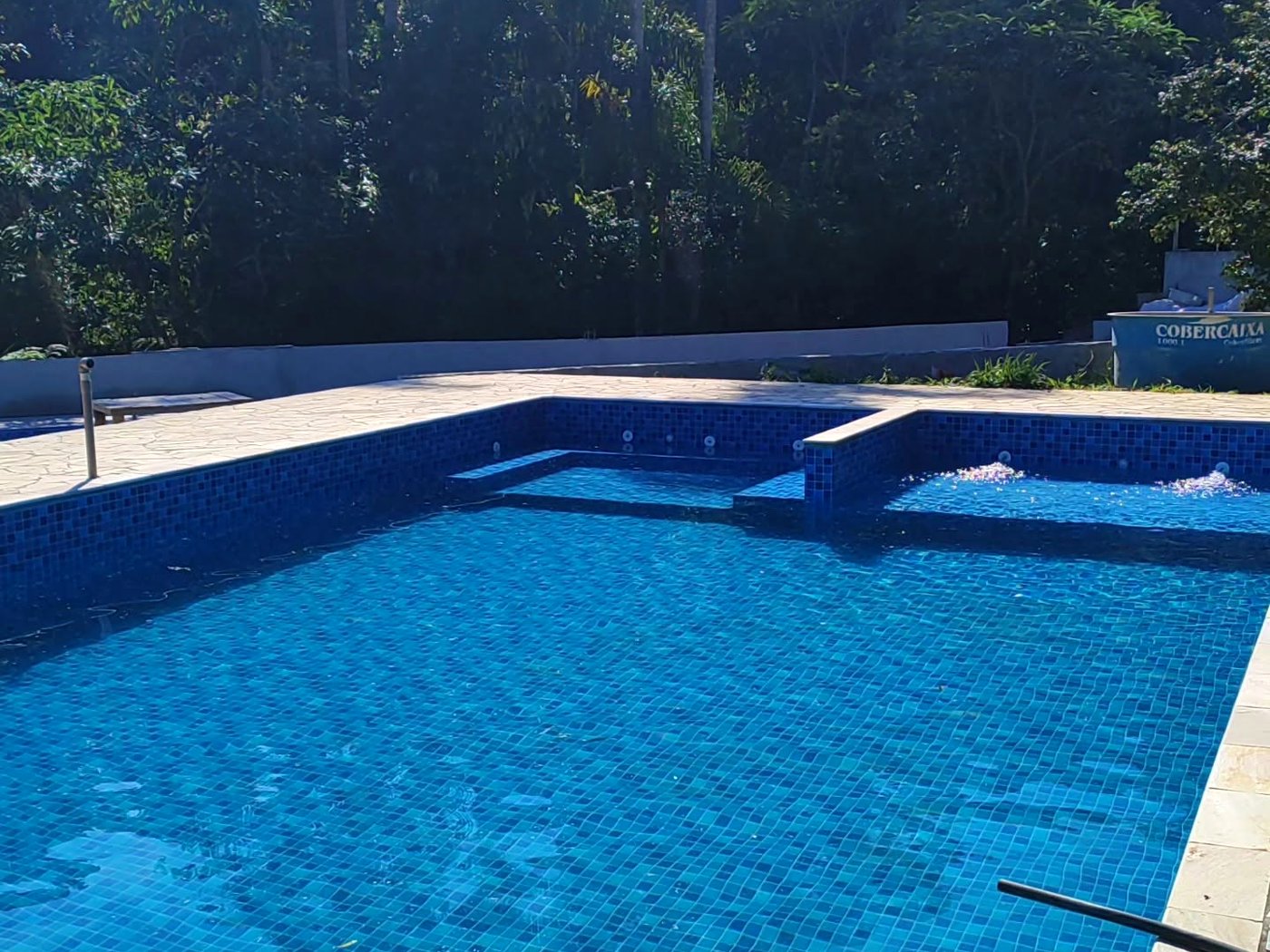 Piscina do condomínio de chalés em Mogi das Cruzes